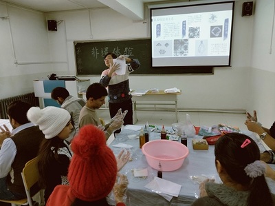 走進(jìn)非遺之美 我校留學(xué)生第二課堂手工扎染活動體驗